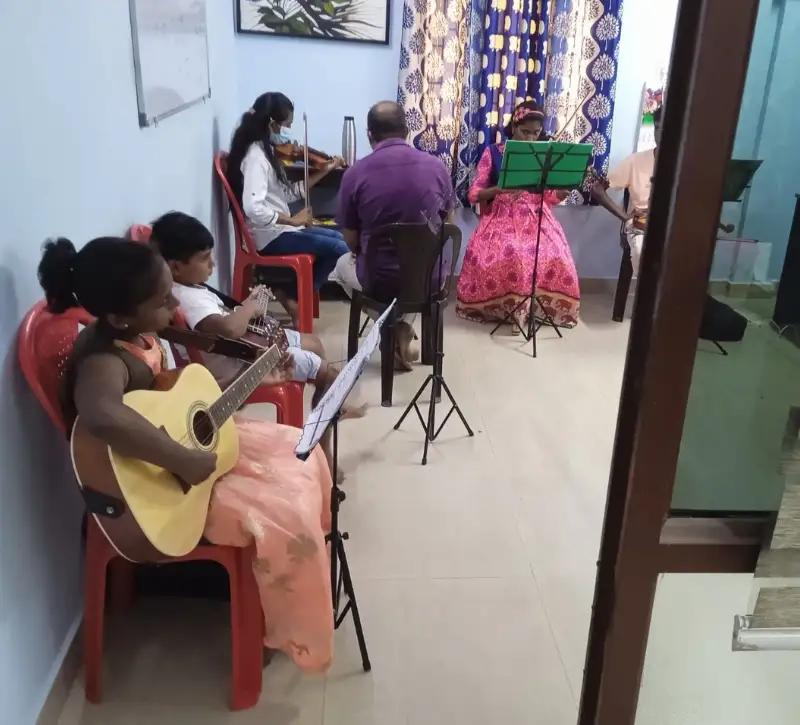 Violin music classes with certified teachers in Chennai